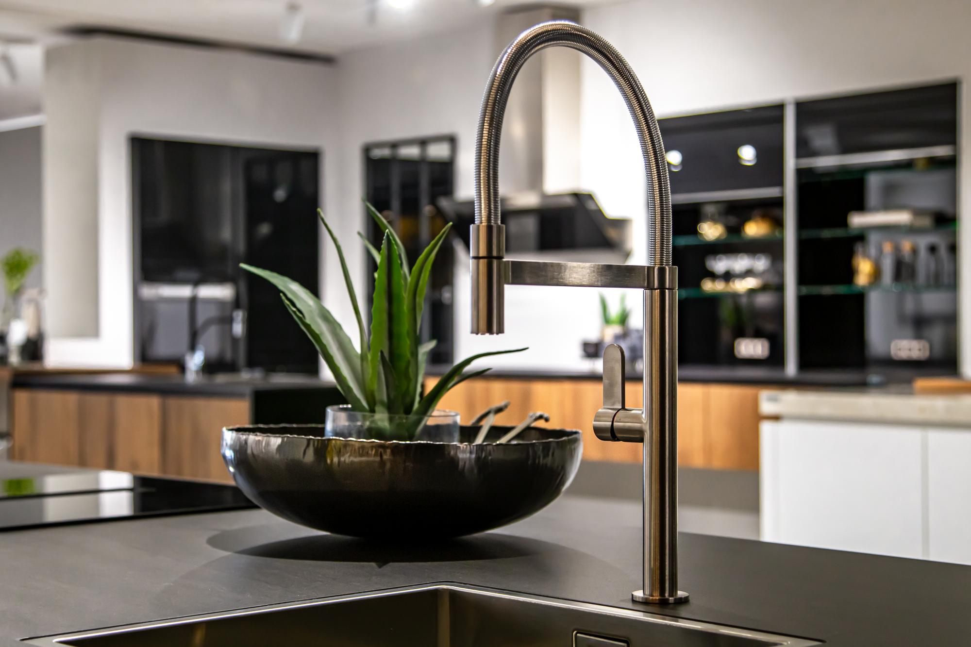 20231001104642_[fpdl.in]_new-modern-steel-faucet-kitchen-room-sink-close-up_169016-20019_full